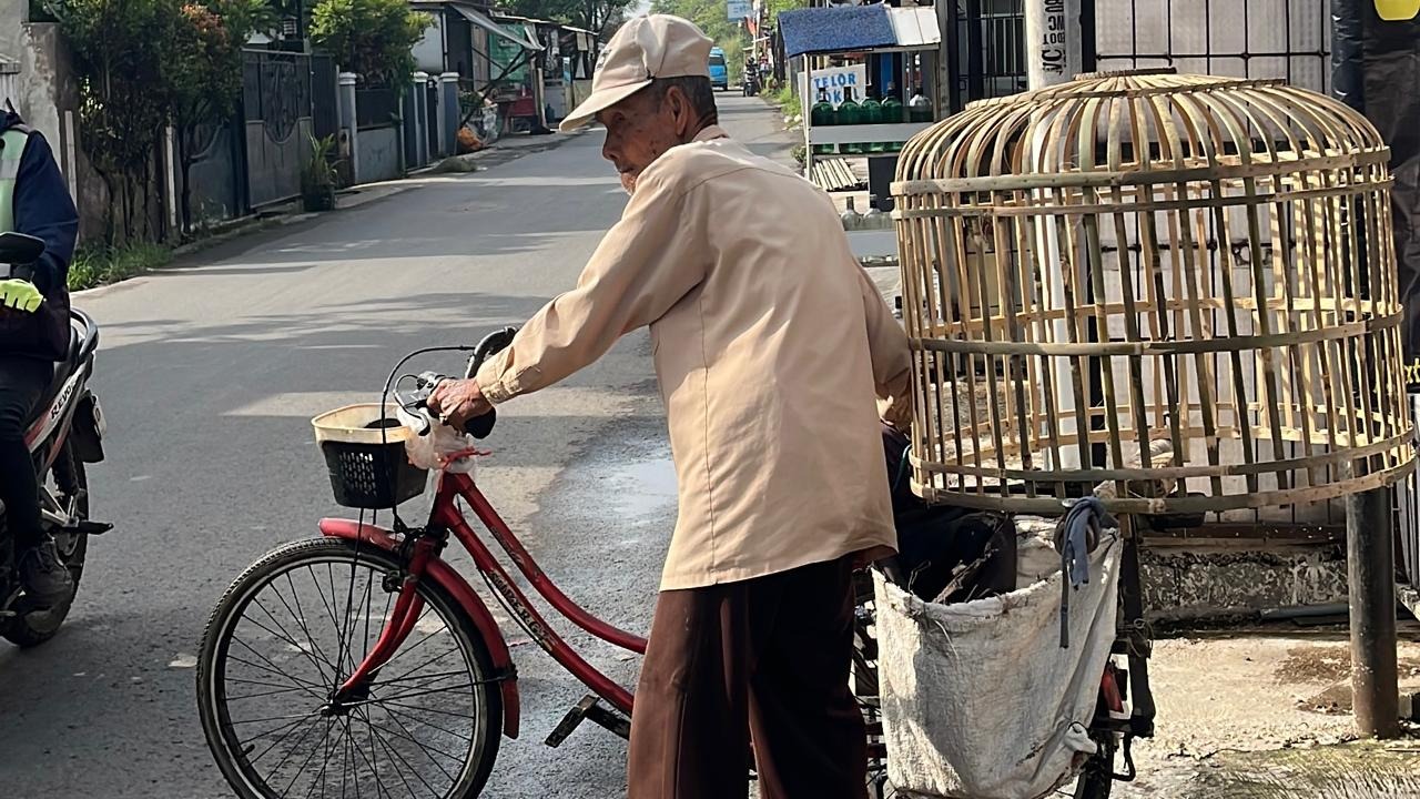 Kakek Penjual Sangkar Ayam Di Ujung Usia - 22907