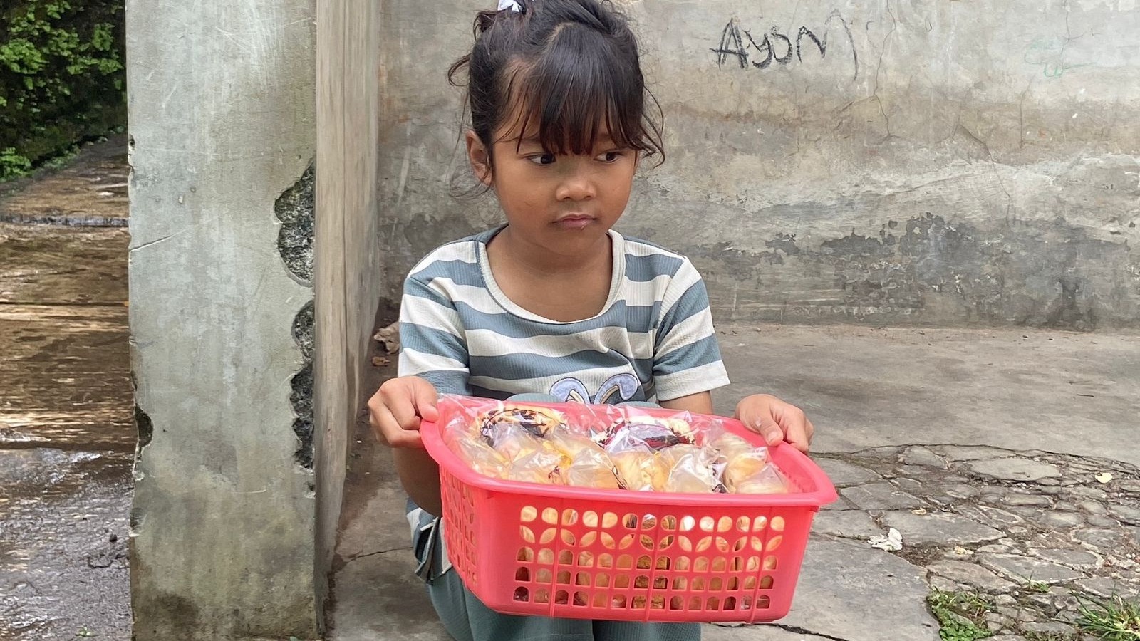 Yatim Yang Berjualan Roti Untuk  Bertahan Hidup - 23117