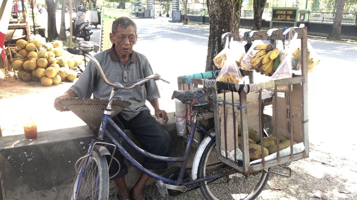 Kakek 70thn Jual Buah Demi Upah 10rb