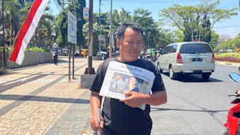 Bantu Mas Hasan Penjual Koran Tuna Netra