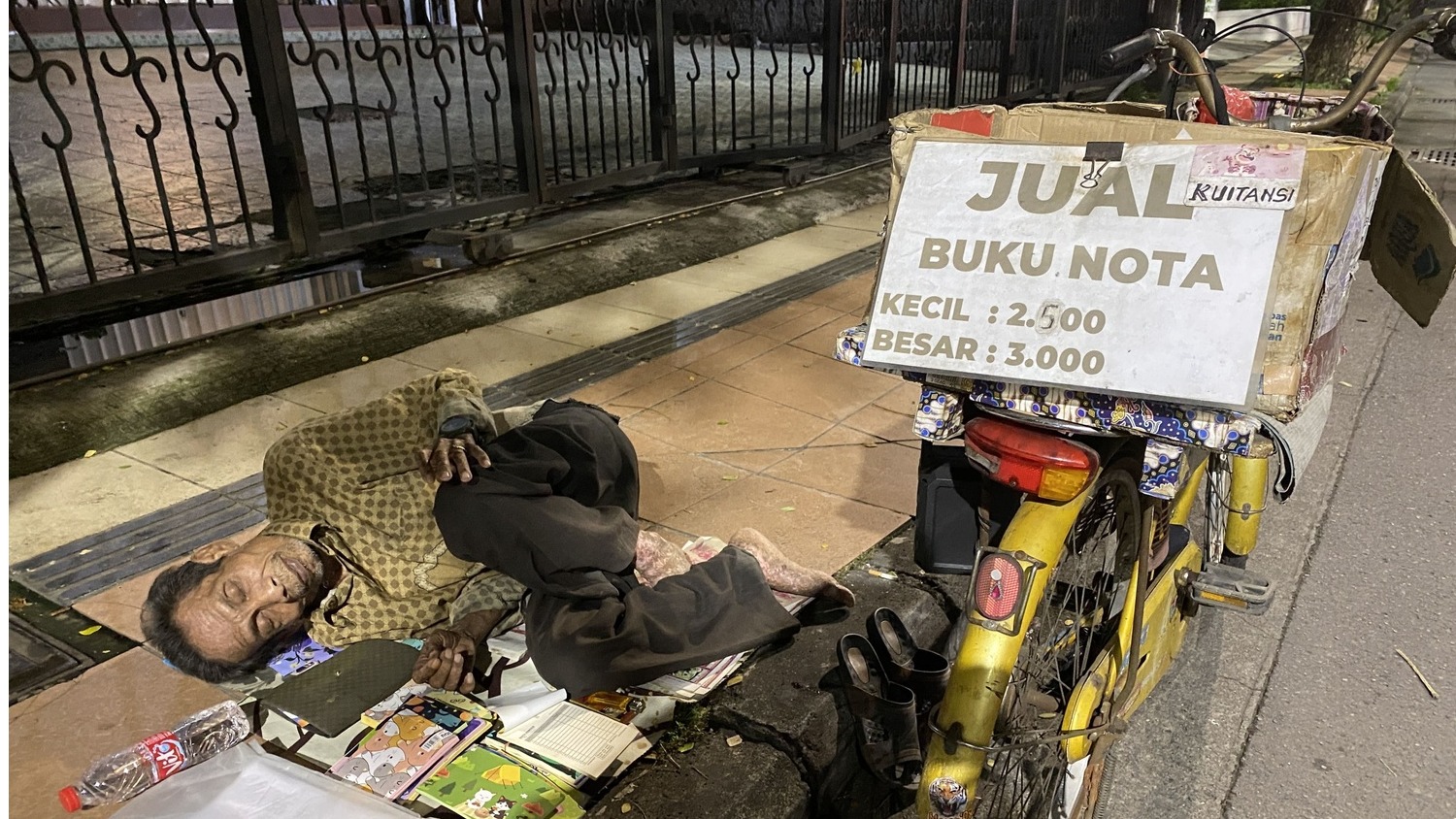 Dagangan Sepi Pembeli Bantu Mbah Penjual Nota - 21725