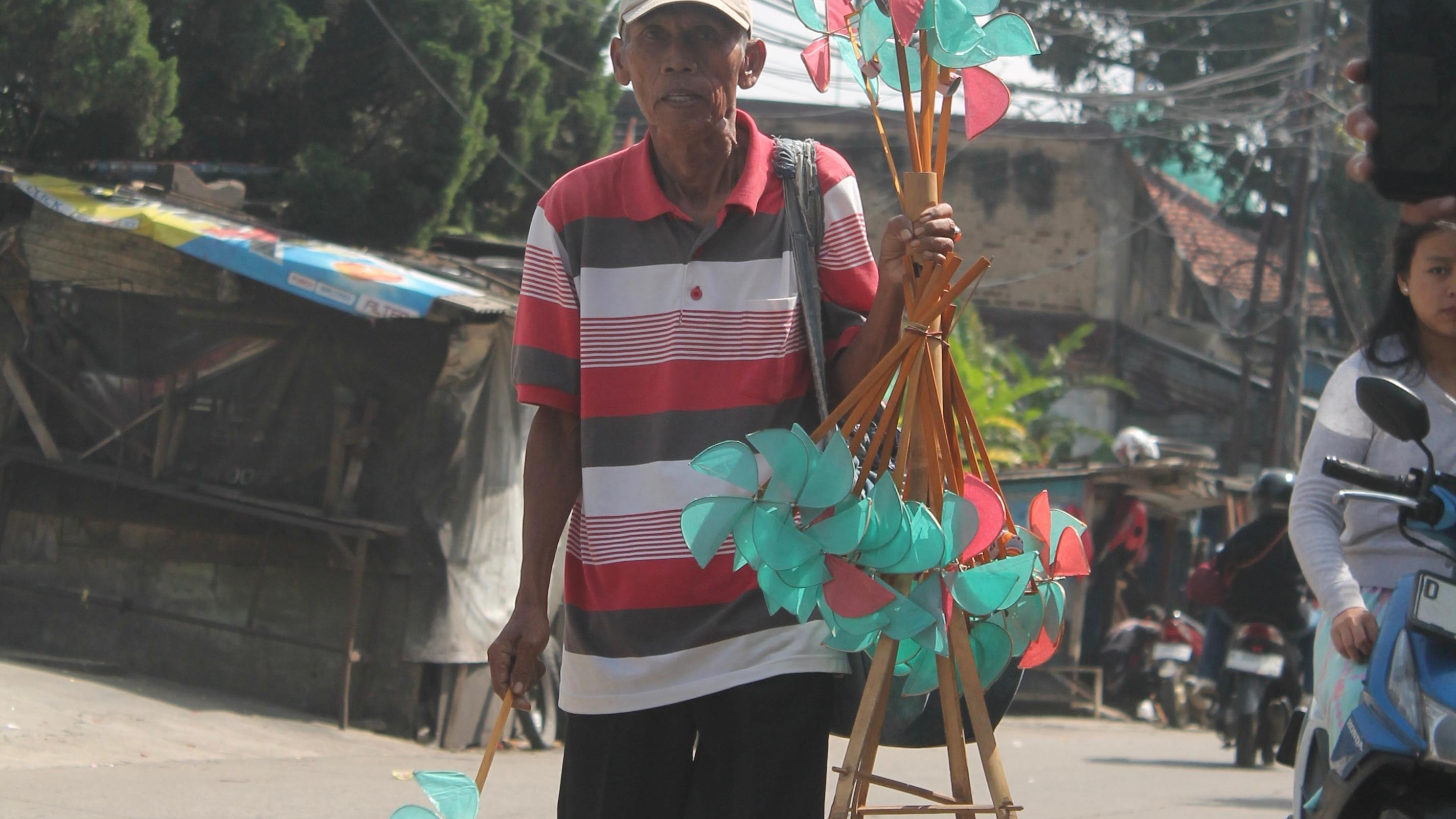 Perjuangan Kakek Penjual Kincir Angin - 22941