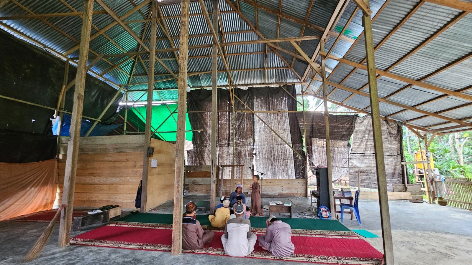 BANGUN MASJID BERDINDING TERPAL