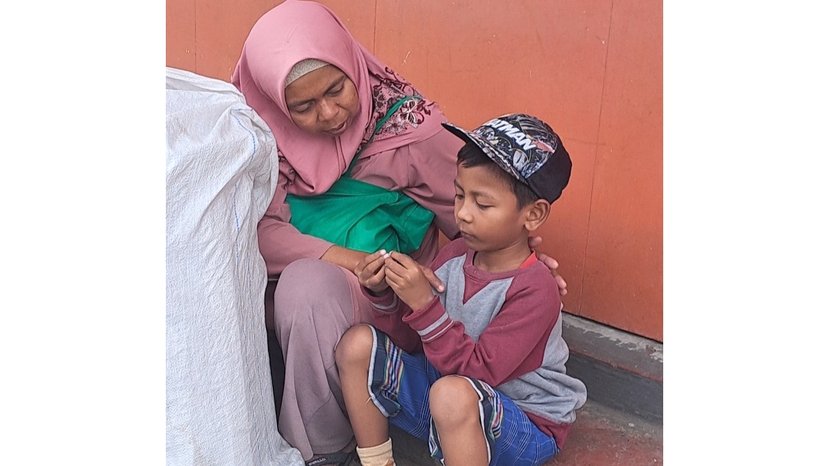 Tumpukan Sampah Penopang Hidup Seorang Ibu - 13651