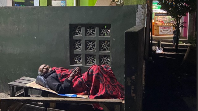 Bantu Lansia Sebatangkara Yang Tidur Depan WC Umum - 21903