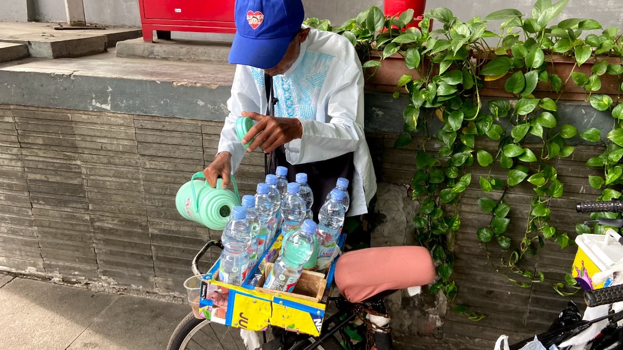 Kakek Penjual Kopi Yang Mengayuh Demi Hidup - 22997