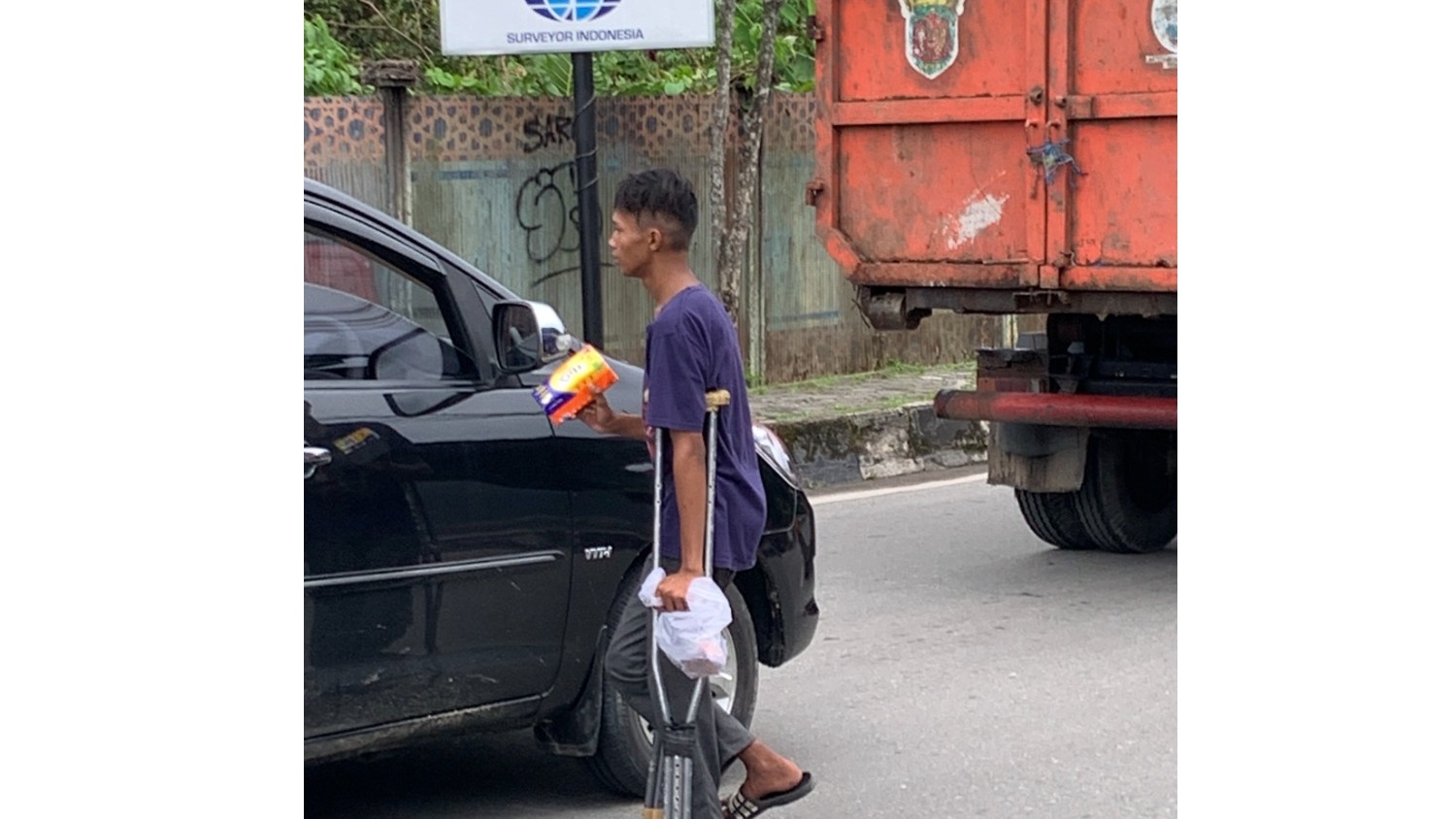 Pilu!!! Dzaky Berjuang menjual Tisu Dengan Kaki Pincang