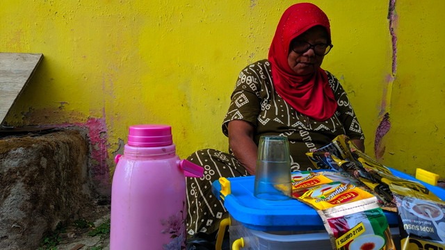 Seorang Nenek Rela Berjuang, Demi Hidupi Kedua Cucu Nya - 14188