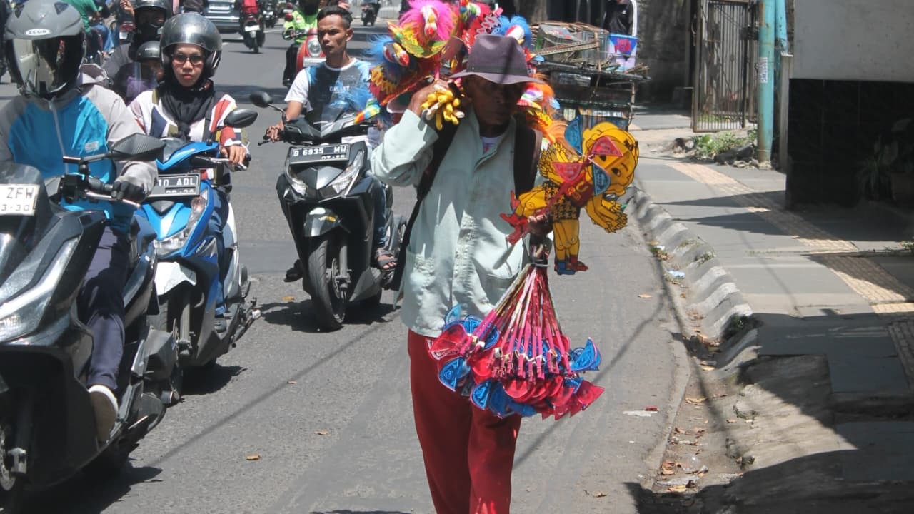 Di Usia Senja Kakek Ini Menjual Kebahagiaan Anak Anak - 23089
