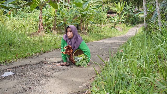 Meski Tak Bisa Melangkah Bu Ela Tetap Melangkah - 21200