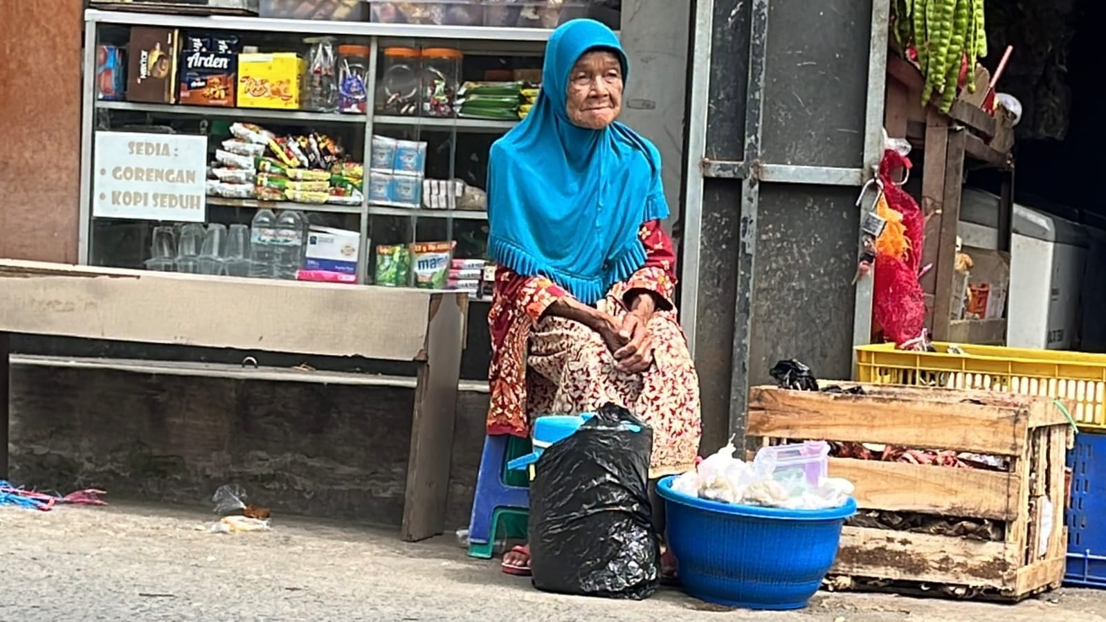 Nenek Penjual Cilok Meski Tubuh Tak Lagi Kuat - 23311