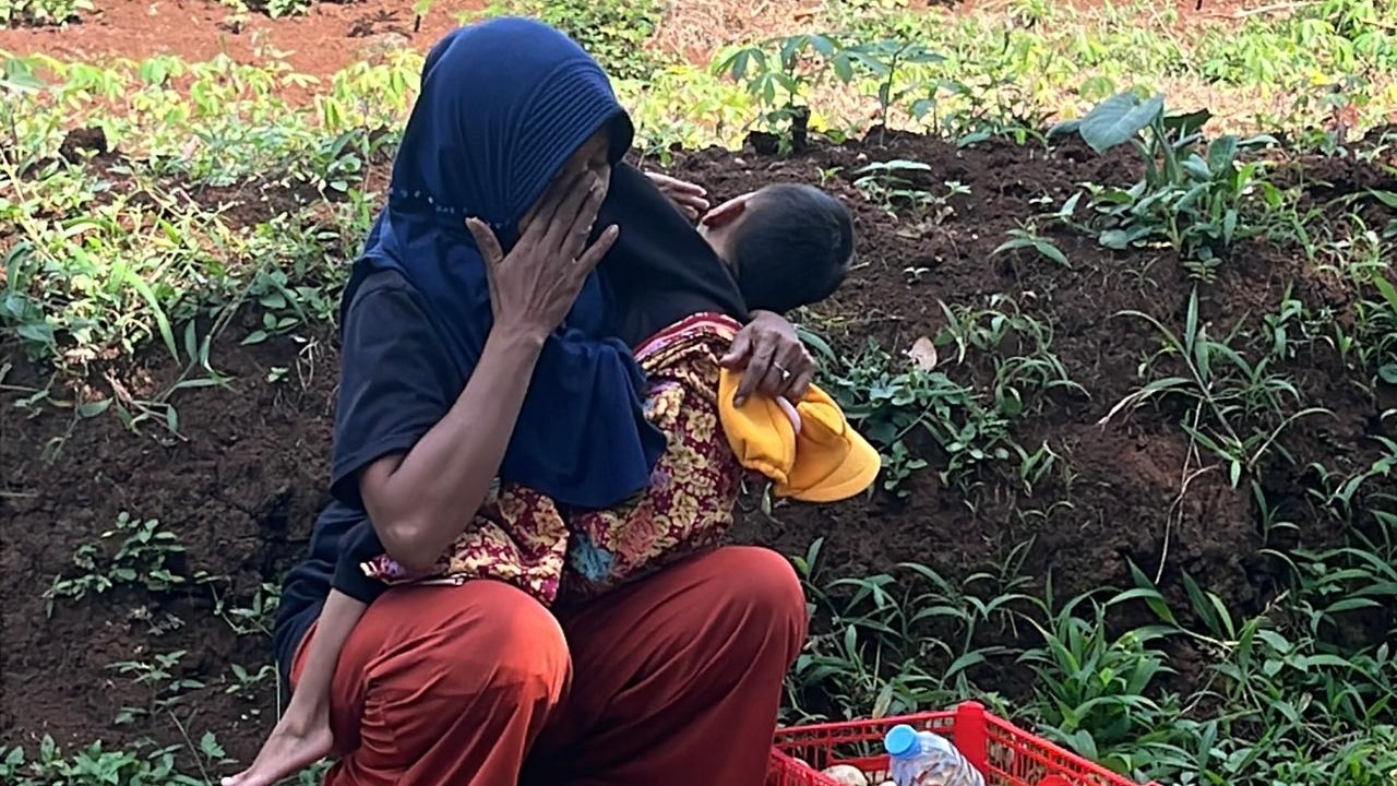 Perjuangan Seorang Ibu Membesarkan Anak Lumpuh - 21079