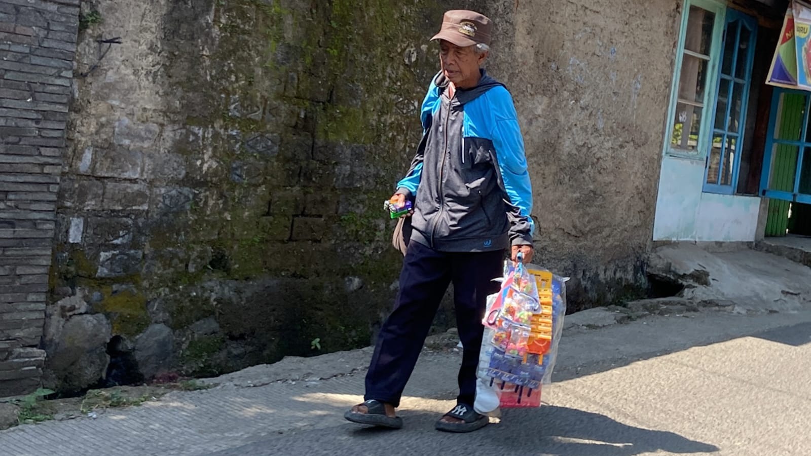 Langkah Tua Selembar Tisu Dan Segenggam Harapan - 22429