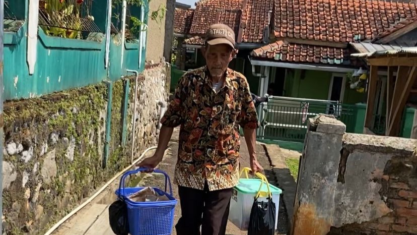 Terik Matahari Tidak Membatasi Aktivitas Abah Ajo - 21190