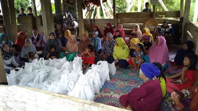 Berbagi 1000 Paket Ramadhan - 7355