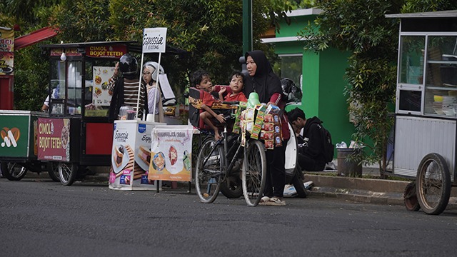 Perjuangan Seorang Ibu Menjaga Anak Kembar Siam