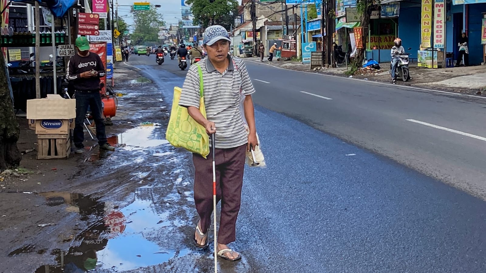 Kerupuk dan Doa Seorang Tunanetra - 22426