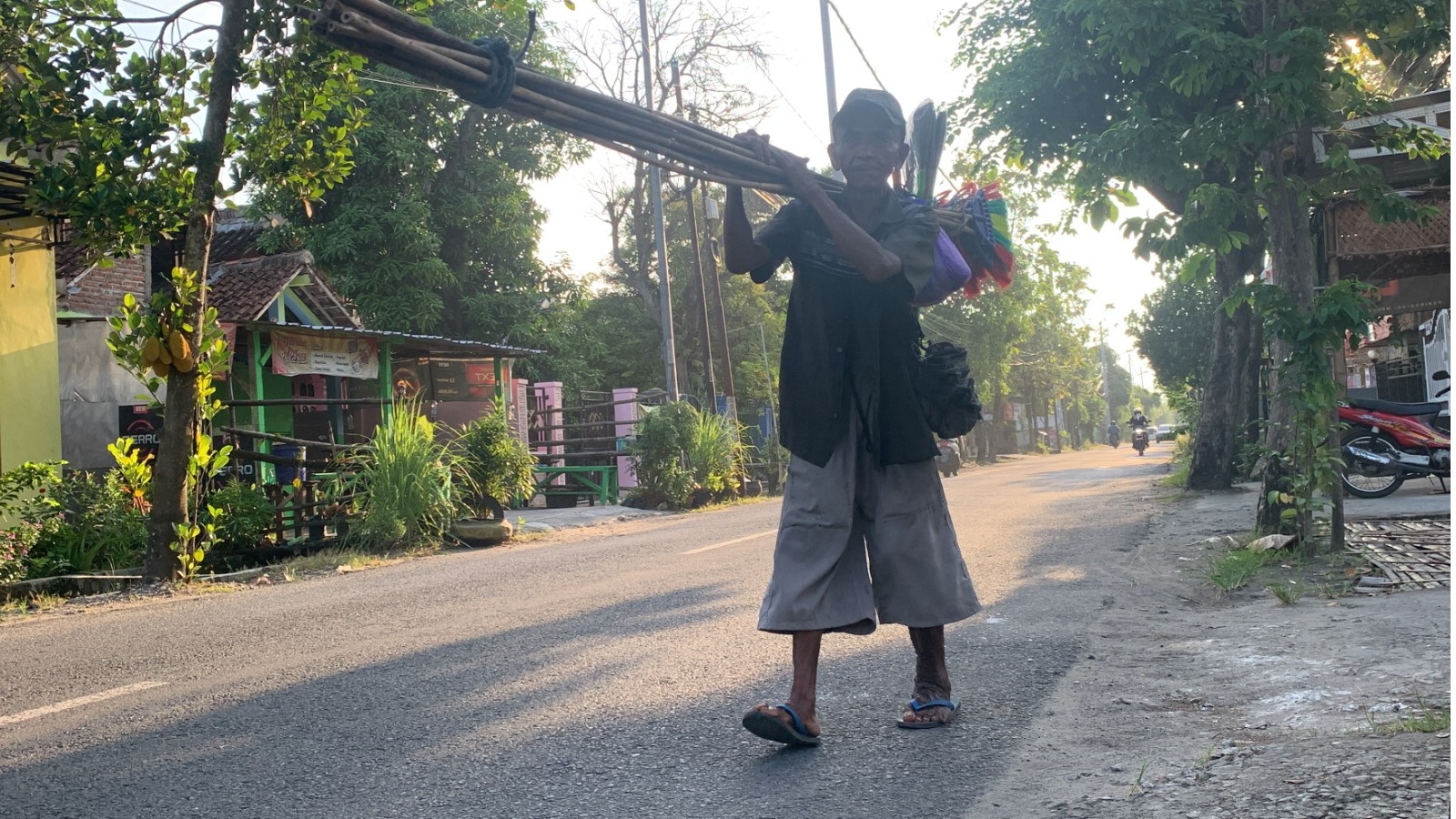 BANTU MBAH MARIYAM (74) PENJUAL SAPU KELILING UNTUK PEN - 20223