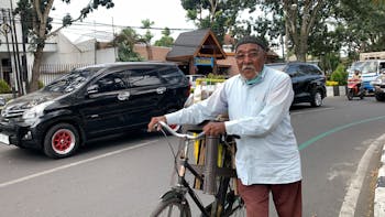 Bantu Kakek Penjual Bumbu Demi Bisa Makan