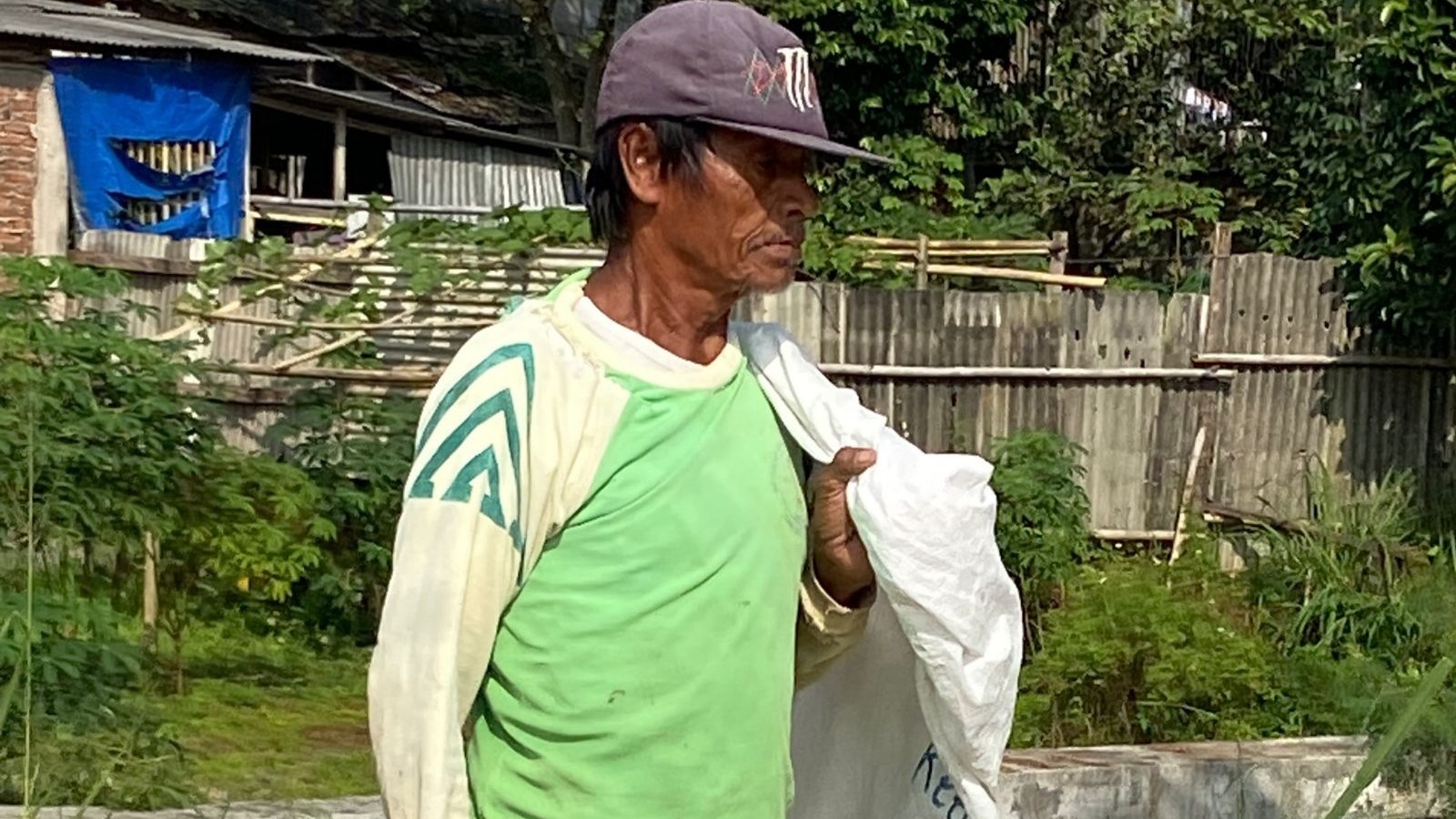 Lansia Berjuang Demi Uang 15 Ribu Rupiah - 21338