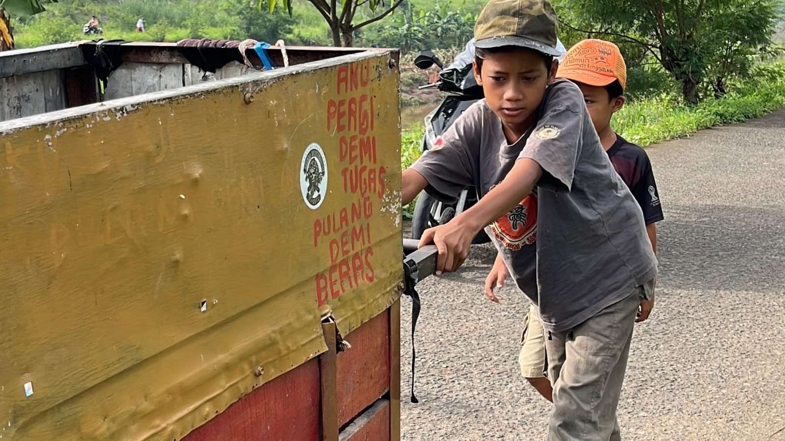 Kakak Yang Berjuang Untuk Menyambung Hari Dan Sekolah - 23129