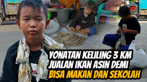Keliling Jual Ikan Asin Bantu Yatim Ini Bertahan Hidup