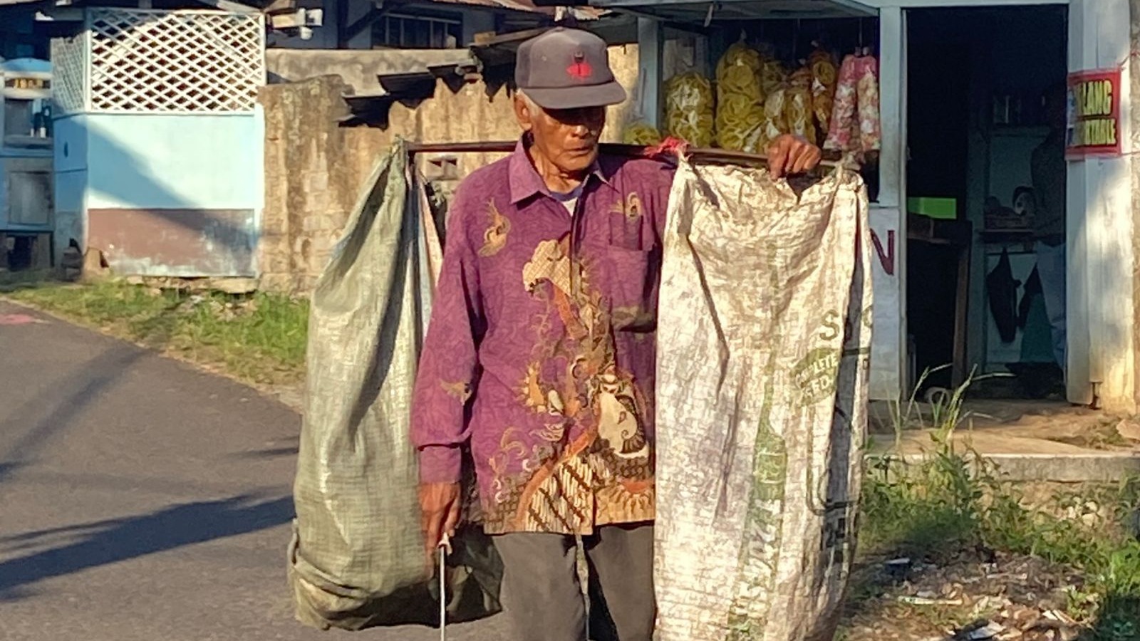 Di usia 100 tahun Lebih Abah Momong Masih Berjuang - 21337