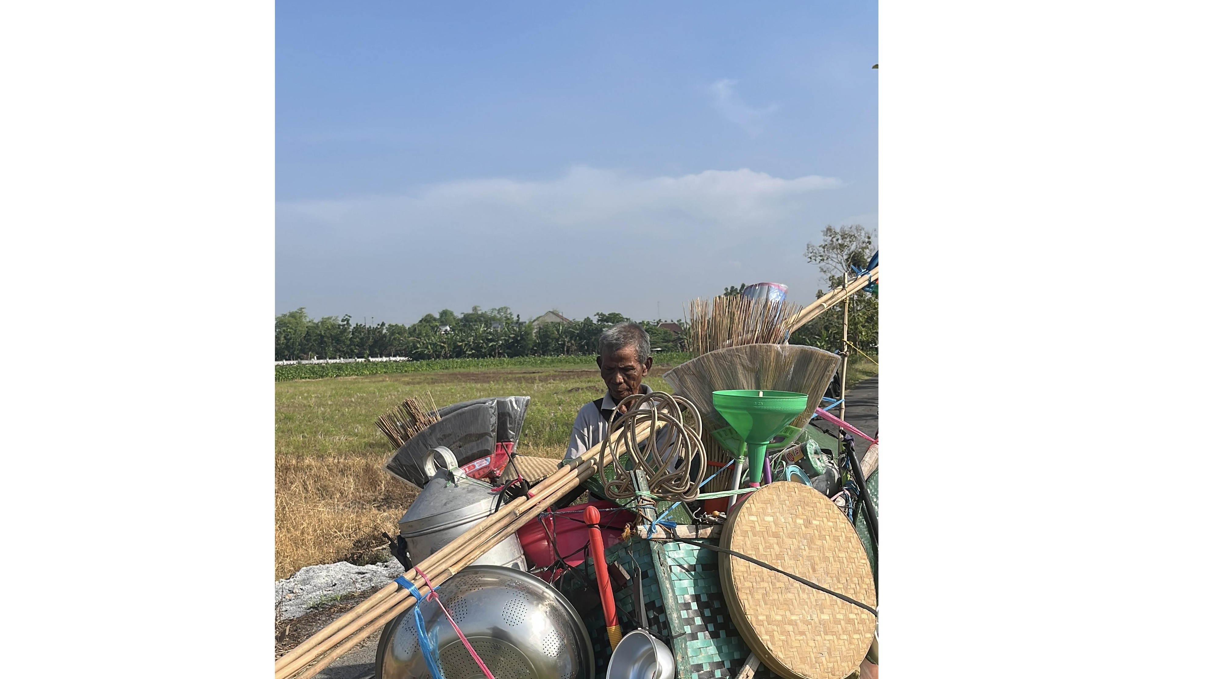 Langkah Tua Mbah Yakmo Pejuang Rezeki di Ujung Senja