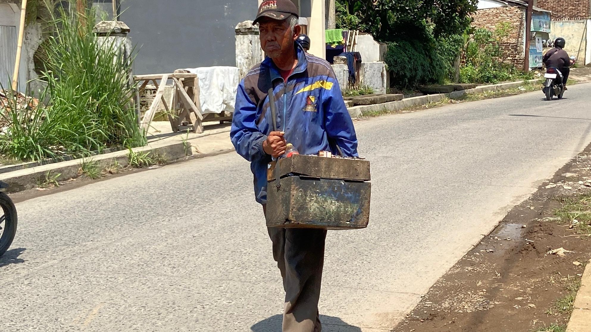 Demi Uang Sepuluh Ribu Abah Terus Melangkah - 22507