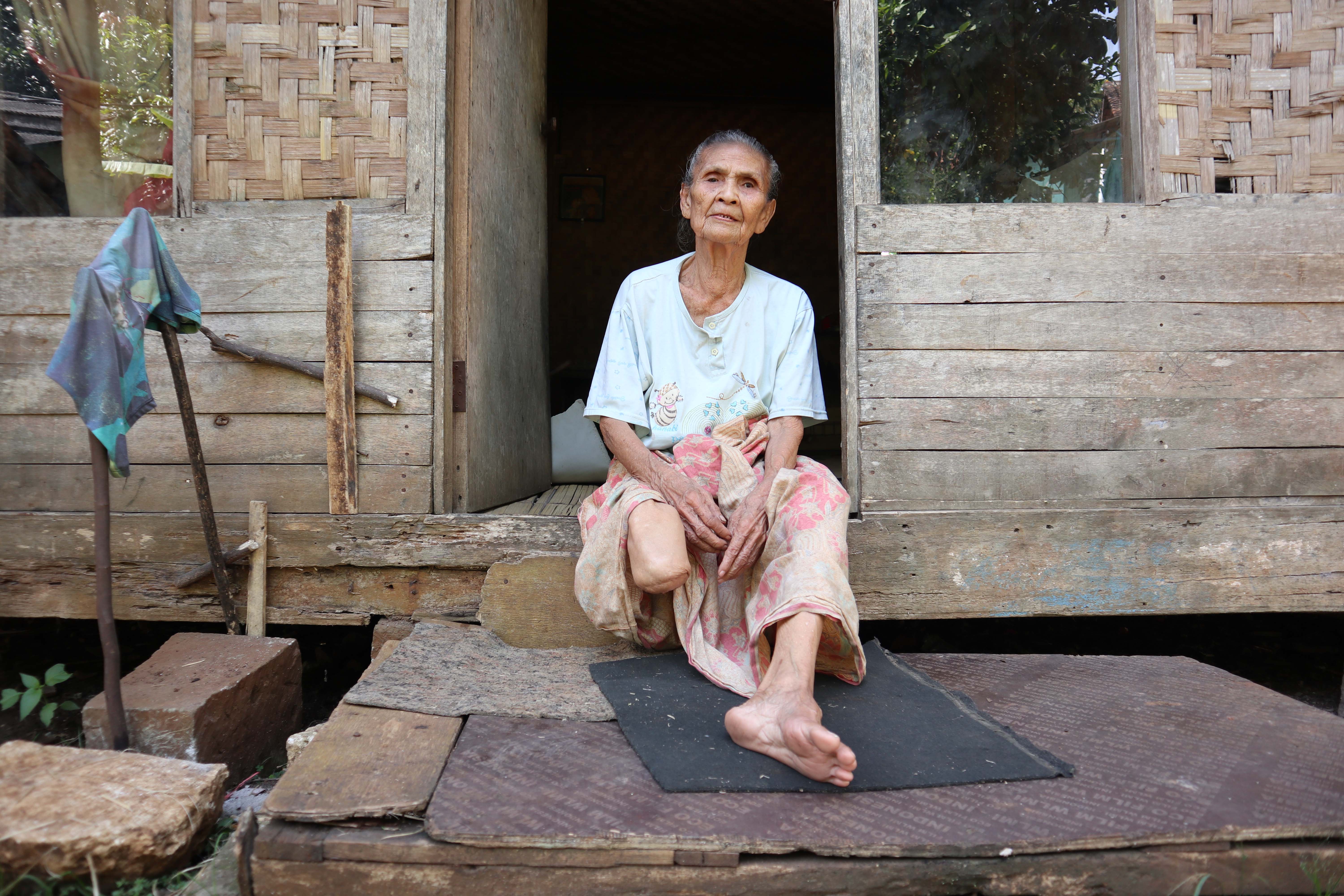 Mak Ening, Disabilitas Lansia, hidup sebatang kara. - 12936