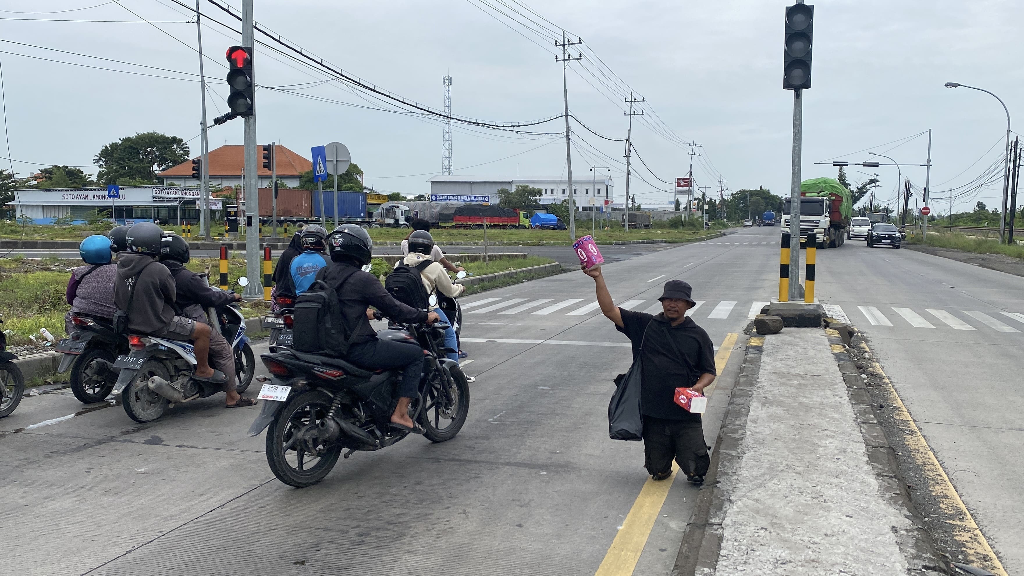 Penjual Tisu Difabel Berjuang Demi istri Hamil