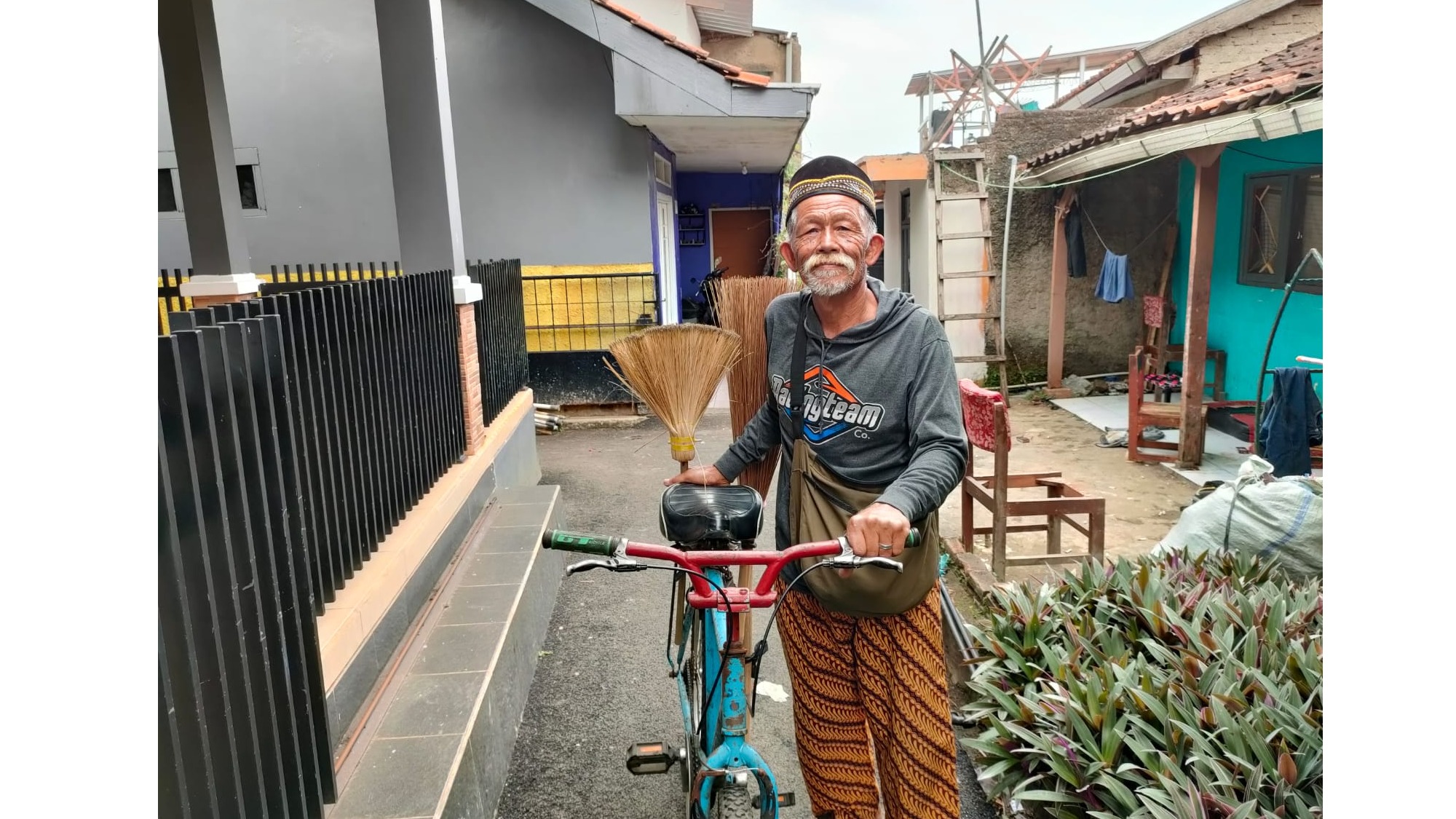 Seikat Sapu Lidi Untuk Menyambung Hidup - 13099