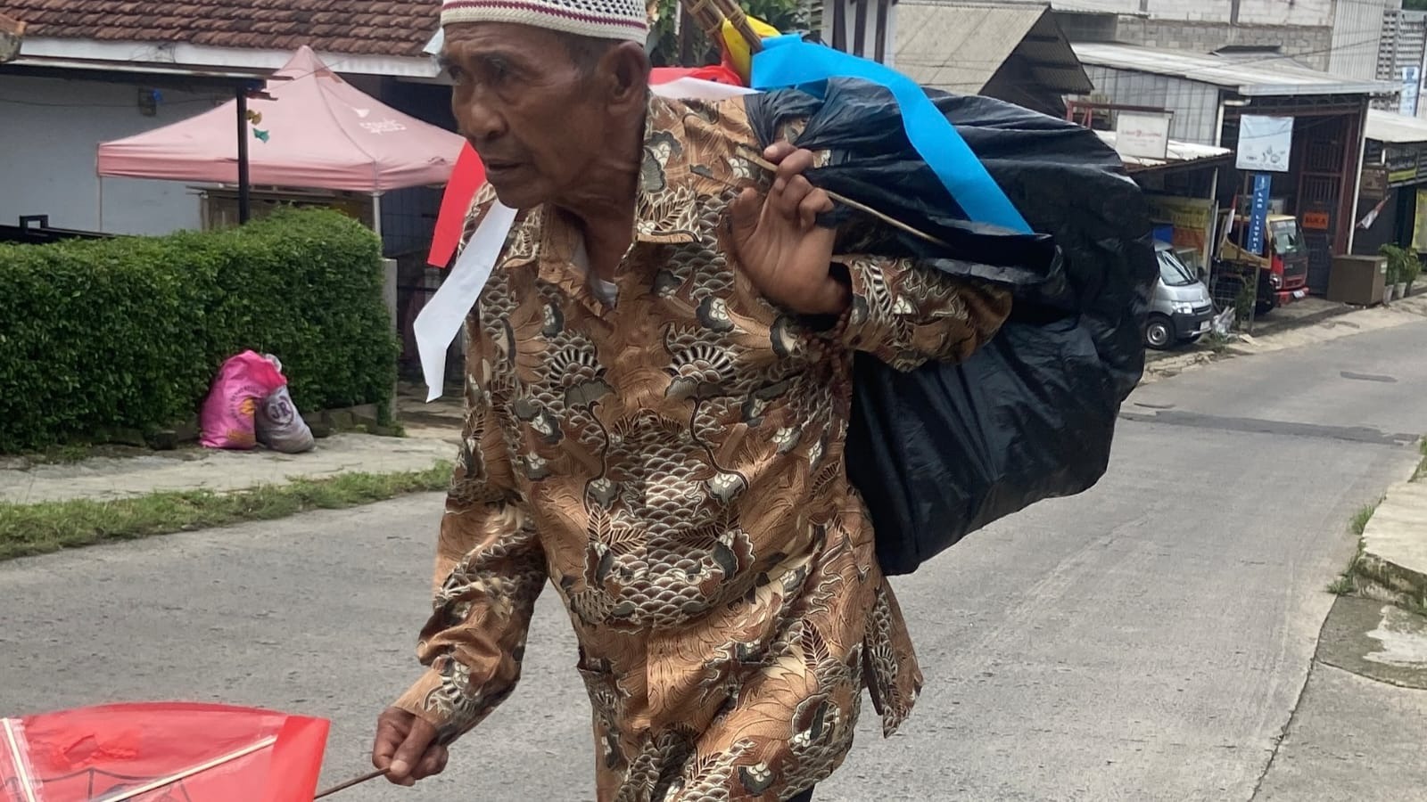 Perjuangan Penjual Layangan Yang Belum Musim - 22780