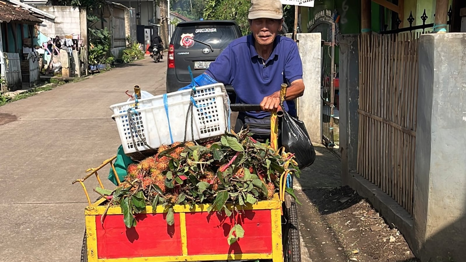 Abah dan Gerobak Buahnya Bertahan Hidup di Usia Senja - 23312