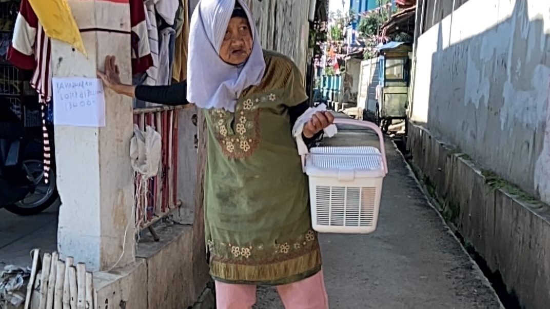 Langkah Tertatih Seorang Nenek Penjual Gorengan - 22404