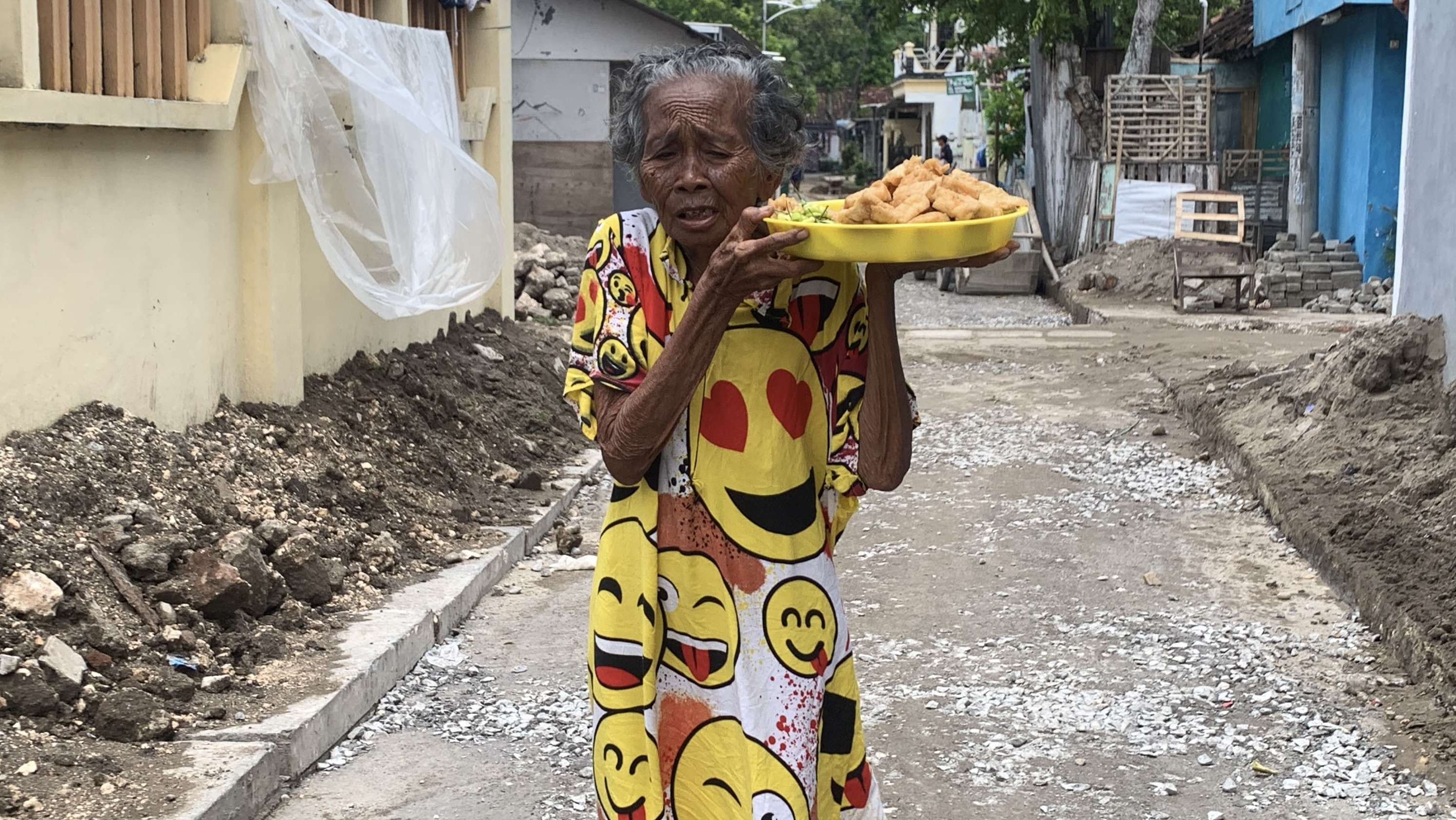 Jual Gorengan Bantu Lansia 88th Hidupi Cucunya