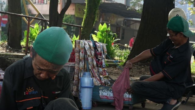 Bantu Tukang Kopi Gangguan Syaraf Hidupi 3 Keluarga - 21809