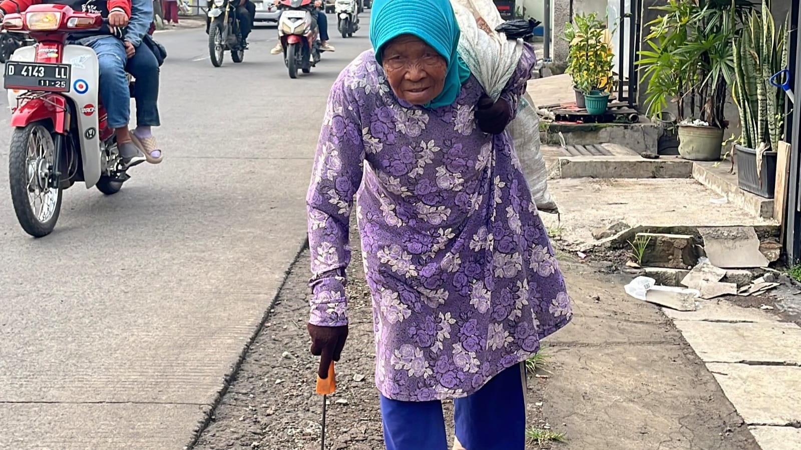 Meski Punggungnya Rapuh Ada Semangat Yang Tak Luruh - 22894