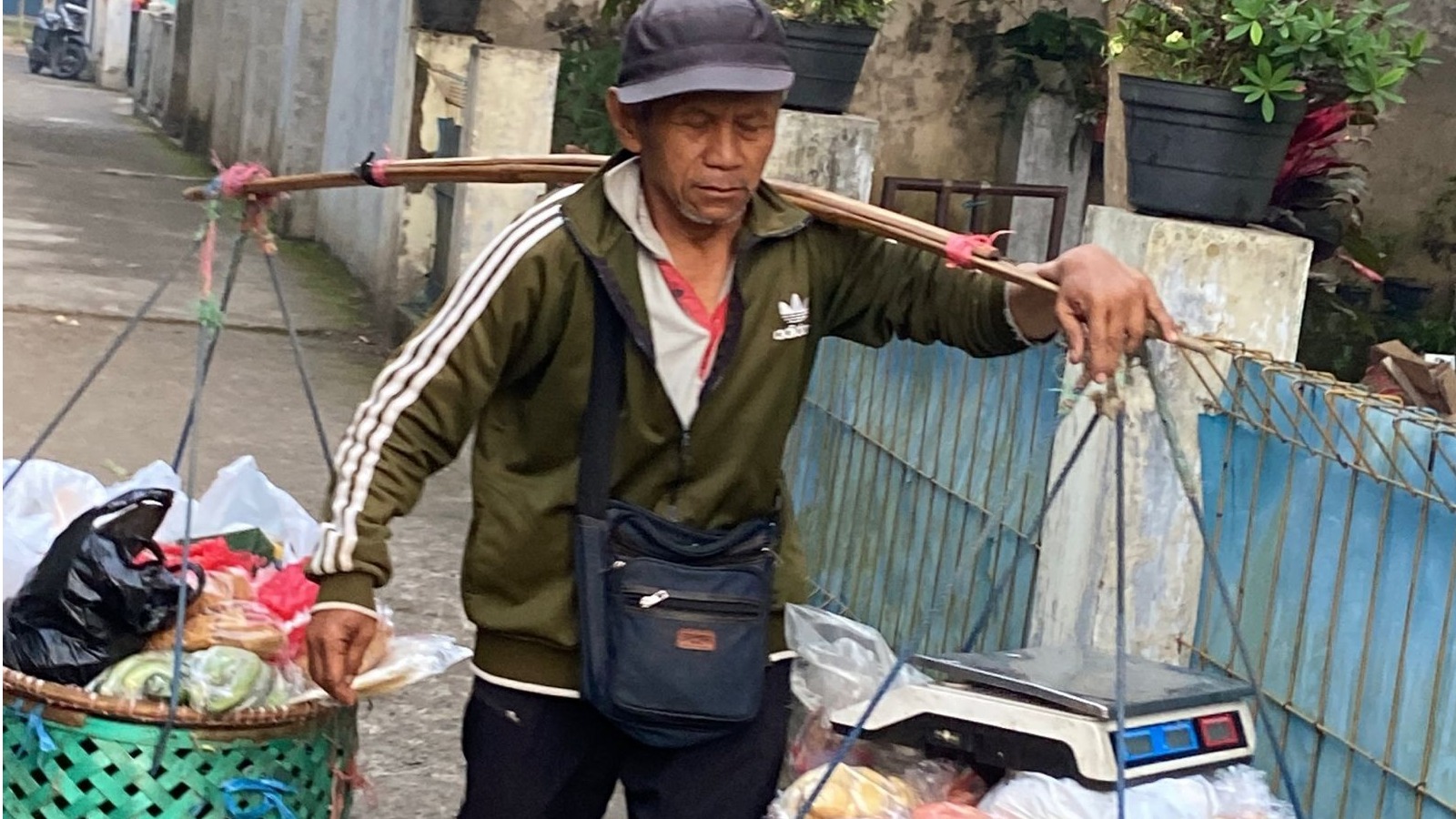 Memikul Puluhan Kilo Sayuran Di Pundak Demi Hari Esok - 21445