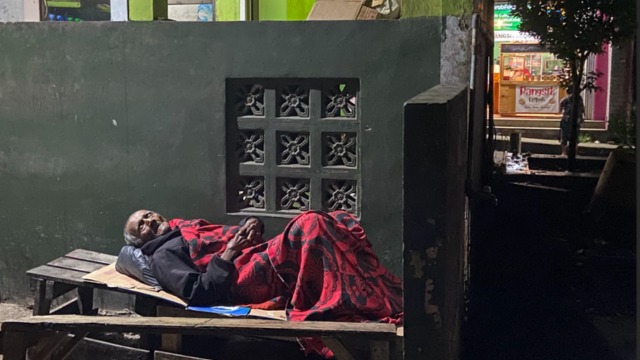 Bantu Abah Mariyadi Sebatangkara Yang Tidur Depan WC Um - 21886