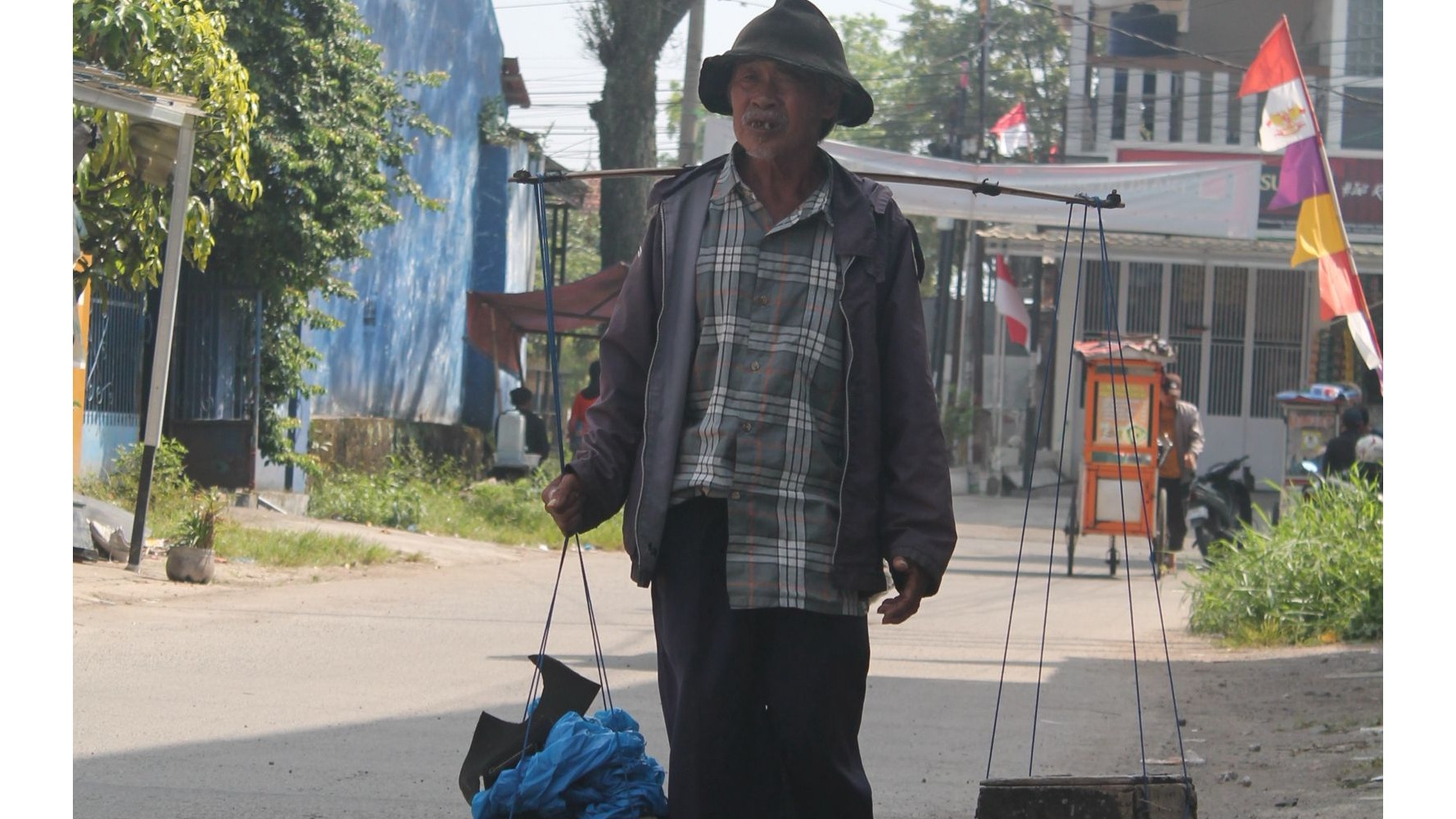 Berjalan Belasan Kilo Hanya Untuk 20 ribu - 22327