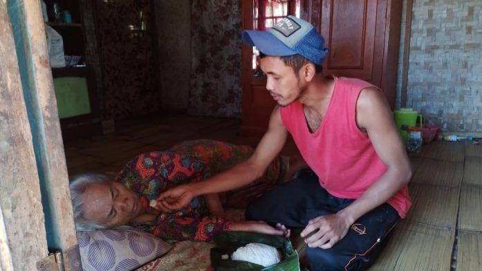 Tukang Pemecah Batu Merawat Nenek yang Stroke - 13328