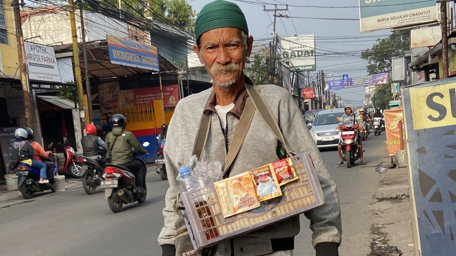 Di Usia yang Tak Lagi Muda Kakek Ini Masih Berkeliling - 23238