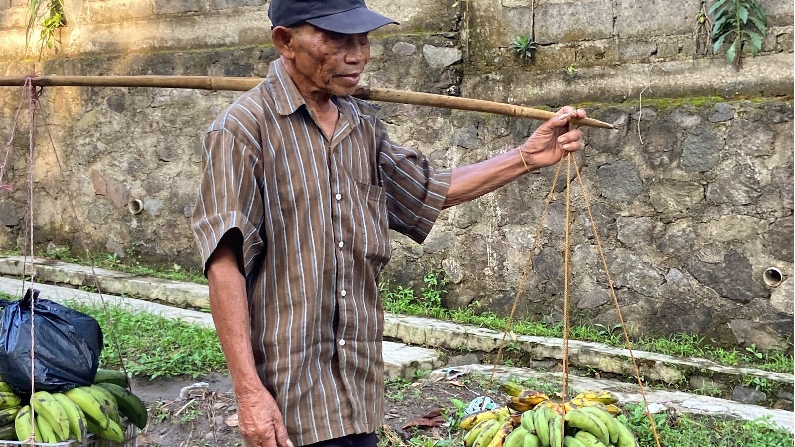Abah Hebat Berjualan Keliling Apa Saja Demi Sesuap Nasi - 21295