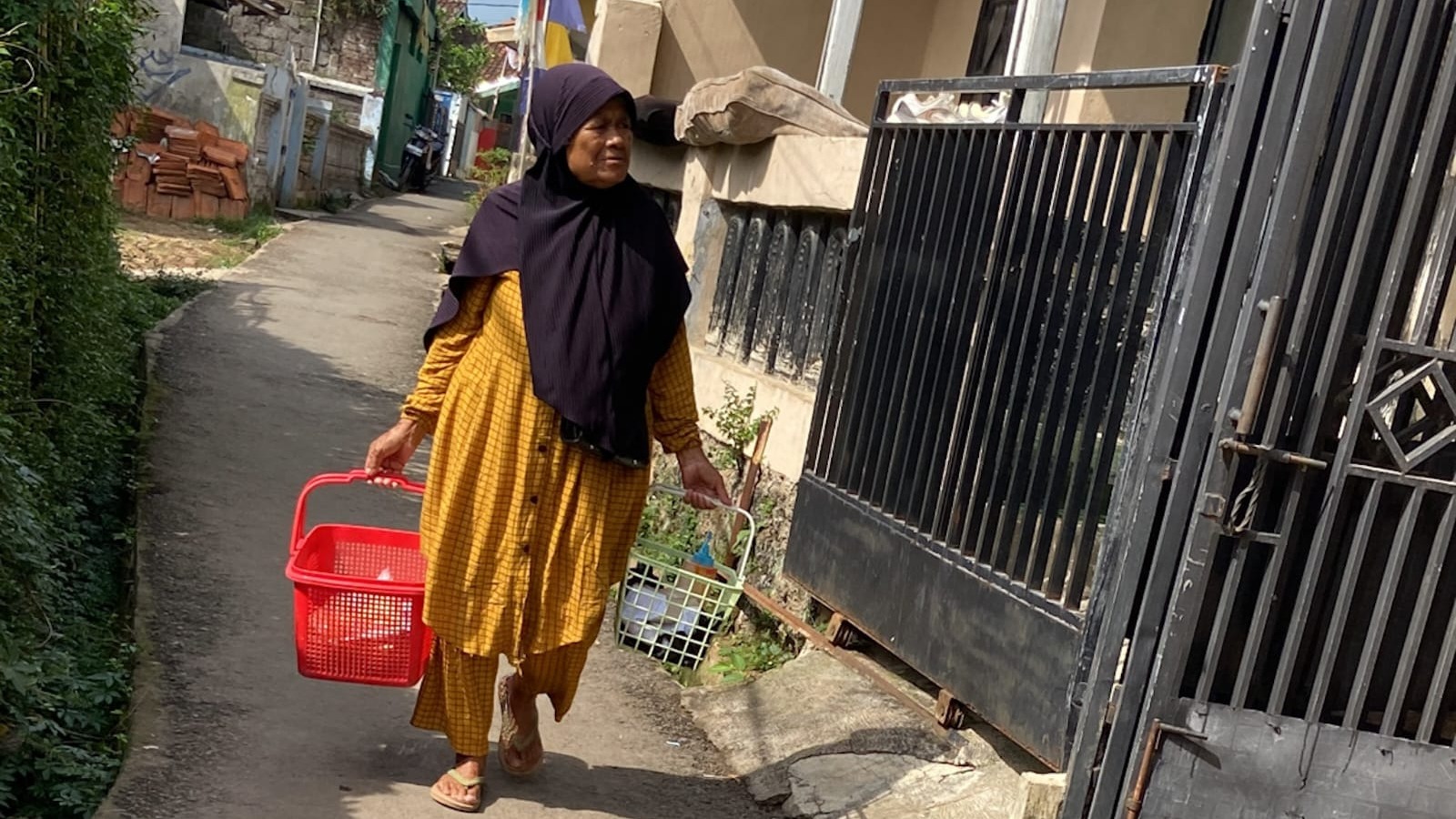 Nenek dan Keranjang Rezekinya - 22427