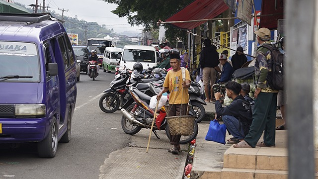 Langkah Renta Abah Tibi Berjuang Demi Makan Keluarga - 23382
