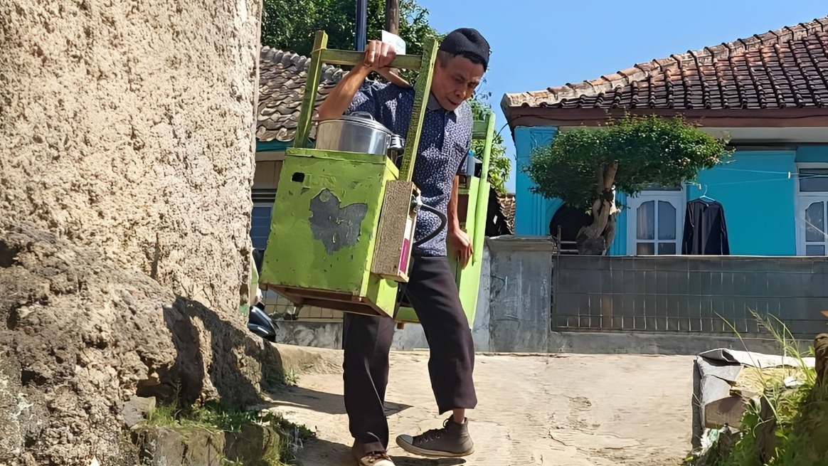 Abah Difabel Pikul Gendongan Cilok 20 Kg Setiap Hari - 18363