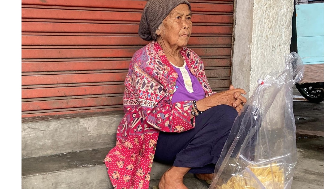 Meski Hampir Buta Nenek Tetap Semangat Mencari Nafkah - 22646