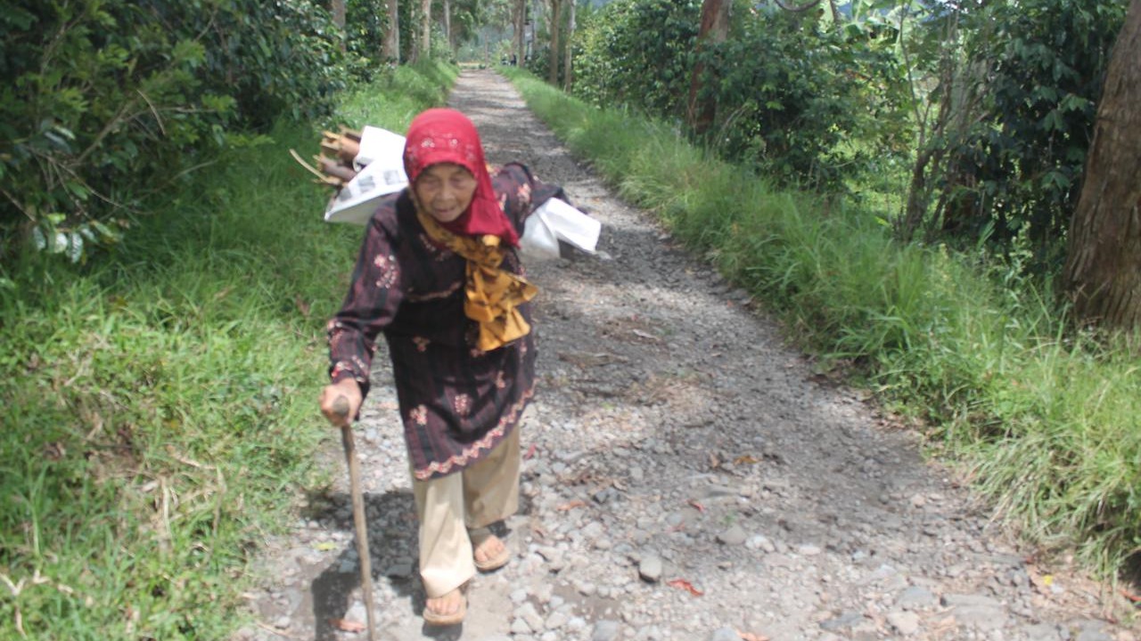 Sisa Tenaga Mak Ikah Untuk Melanjtkan Hidupnya - 22938