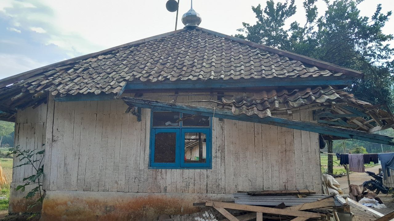 BANGUN MASJID YANG RUSAK DI PELOSOK INDONESIA